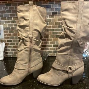 Boots taupe with heel size 8 mudd
